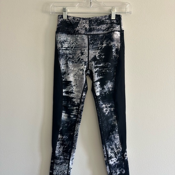 Zella kids size 10/12 Black and White Patterned Leggings - Picture 1 of 4